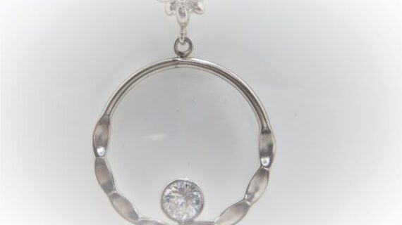 925 sterling silver pendant with 1 cubic zirconia Approx size  31mm diam