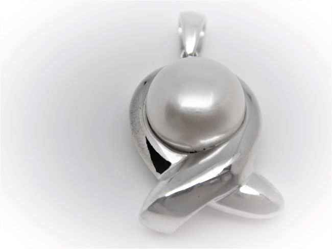 Rhodium plated 925 sterling silver pendant set with freshwater pearl   28 X 14 MM