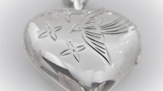 925 Sterling silver heart shaped engraved & hinged locket Approx size  38mm x 26.5mm