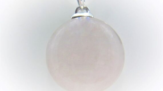 Rhodium plated 925 sterling silver pendant set with natural rose quartz DIAM  18MM