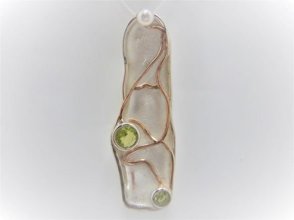 Rhodium plated 925 sterling silver pendant with natural Peridot & gold plating Approx size  48mm x 15.5mm