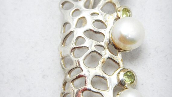 Rhodium plated 925 sterling silver pendant with natural freshwater pearls & Peridot Approx size 40mm x 18mm