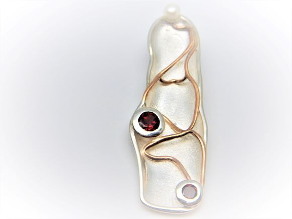 Rhodium plated 925 sterling silver pendant with gold plating set with natural Garnet &freshwater pearl approx 40mm x 15.5mm