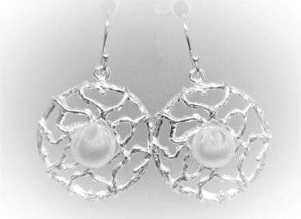 Rhodium plated 925 sterling silver earrings set with freshwater pearls    DIAM 26 MM