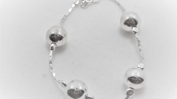 925 Sterling silver bracelet set with 4 x 10mm sterling silver balls Approx size  170mm with 40mm extension