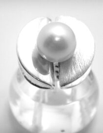 Rhodium plated 925 sterling silver ring set with natural freshwater pearl Approx size 23.6mm diam