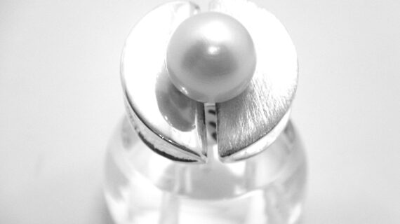 Rhodium plated 925 sterling silver ring set with natural freshwater pearl Approx size 23.6mm diam