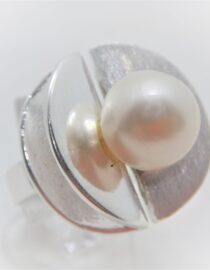 Rhodium plated 925 sterling silver ring set with natural freshwater pearl Approx size 23.6mm diam