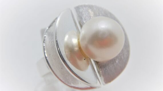 Rhodium plated 925 sterling silver ring set with natural freshwater pearl Approx size 23.6mm diam