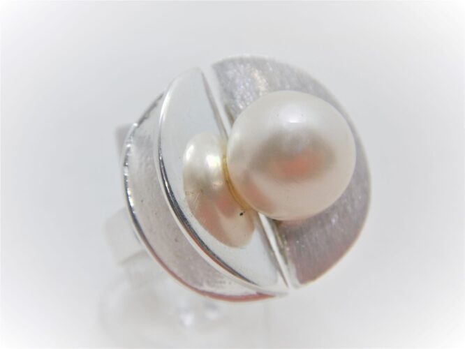 Rhodium plated 925 sterling silver ring set with natural freshwater pearl Approx size 23.6mm diam