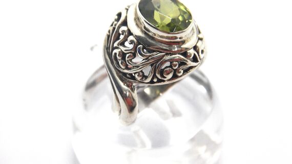 925 Sterling silver ring set with synthetic green stone Approx size 18.5mm x 8.8mm