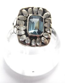 925 Sterling silver ring set with synthetic blue stone Approx size 19.2mm x 16.2mm