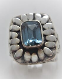 925 Sterling silver ring set with synthetic blue stone Approx size 19.2mm x 16.2mm