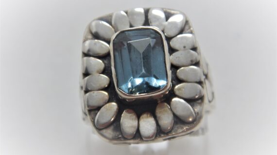 925 Sterling silver ring set with synthetic blue stone Approx size 19.2mm x 16.2mm