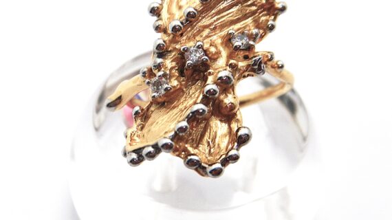 Rhodium plated 925 sterling silver ring with gold plating set with white CUBIC ZIRCONIA Approx size 24mm long