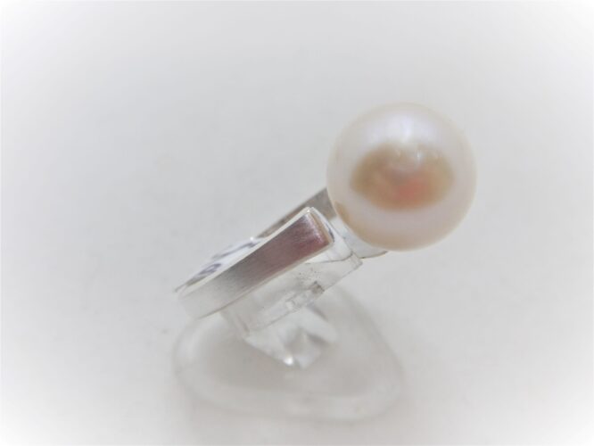 Rhodium plated 925 sterling silver ring set with natural freshwater pearl Approx size  11.5mm diam