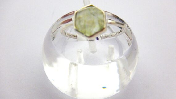 Rhodium plated 925 sterling silver ring set with Prehnite DIAM 9.3MM