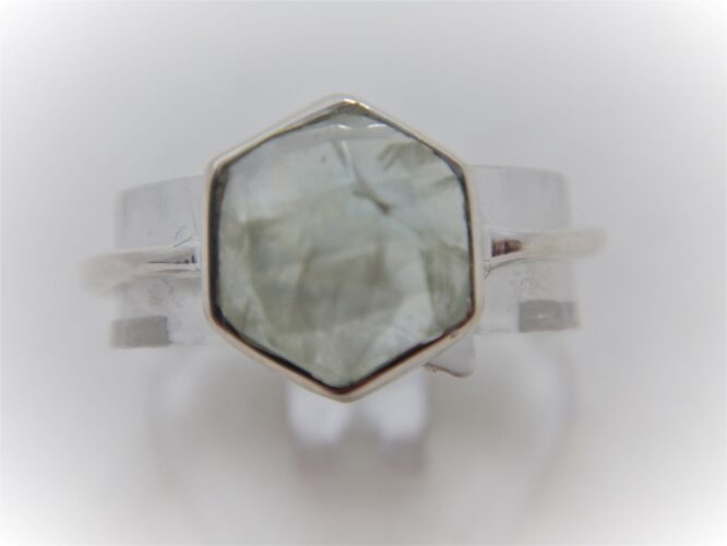 Rhodium plated 925 sterling silver ring set with Prehnite DIAM 9.3MM