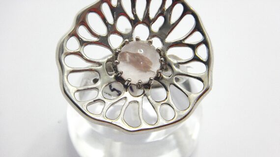 925 Rhodium platred sterling silver ring set with natural Rose quartz  DIAM 32 .6 MM