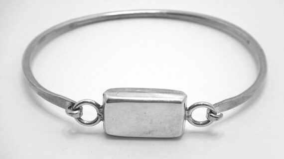 925 Sterling silver engravable bangle with rectangular top approx 2.6mm thick Approx size 60mm diam Engravable top approx size 12mm x 19.6mm