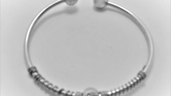 9925 Sterling silver bangle approx 2.6mm thick Approx size 60mm diam