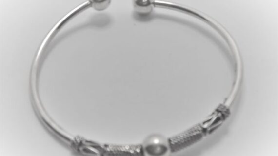 925 Sterling silver bangle with Bali style pattern approx 2.6mm thick Approx size  60mm diam