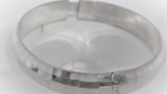 925 Sterling silver hinged bangle with diamond pattern  Approx  12mm wide Approx size  60mm diam
