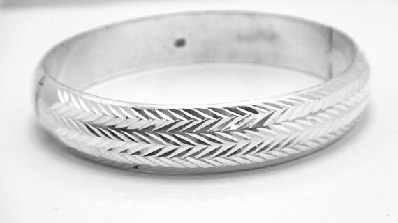 925 Sterling silver hinged bangle with chevron pattern Approx  15mm wide Approx size  60mm diam