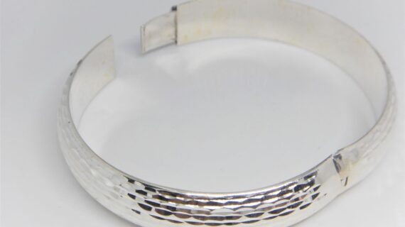 925 Sterling silver hinged bangle with diamond cut pattern   DIAM 60 MM