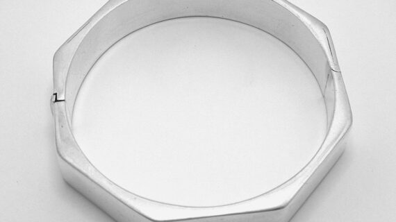 925 Sterling silver octagonal hinged bangle approx 13mm wide Approx size  60mm diam