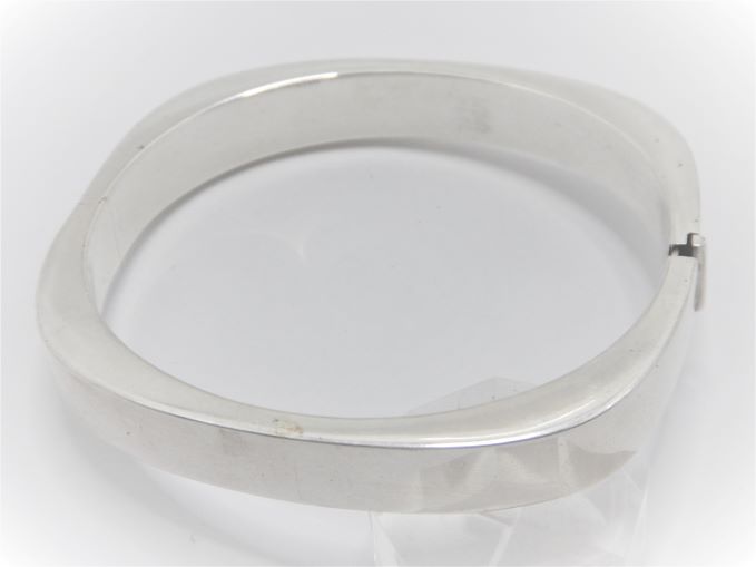 9215 Sterling silver hinged bangle Approx  10mm wide Approx size 60mm diam